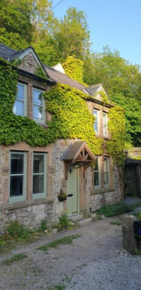 Enchanting Cottage for 4- Witchnest in Derbyshire, with EV point